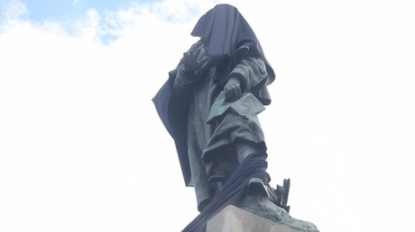 Paris : des militants recouvrent la statue du maréchal Gallieni d’un drap noir