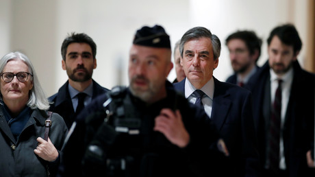 L'ancien Premier ministre français François Fillon et son épouse Pénélope arrivent pour assister à leur procès pour un scandale d'emploi fictif, au palais de justice de Paris, France, le 10 mars 2020.