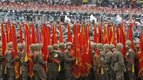Les militaires russes en uniforme historique répètent pour le défilé de la Victoire, Moscou, 6 mai 2010