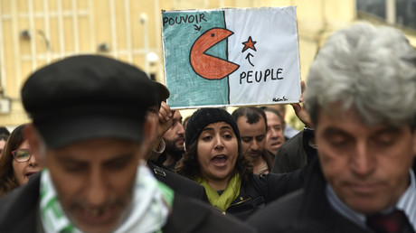 Une Algérienne brandit une pancarte lors d'une manifestation contre le président Abdelaziz Bouteflika dans la ville de Bejaïa, à 220 kilomètres à l'est d'Alger, la capitale, le 26 mars 2019. (Image d'illustration)