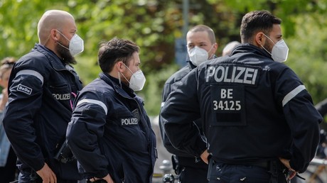 Résistant à un ordre de confinement, des habitants de Göttingen en Allemagne blessent des policiers