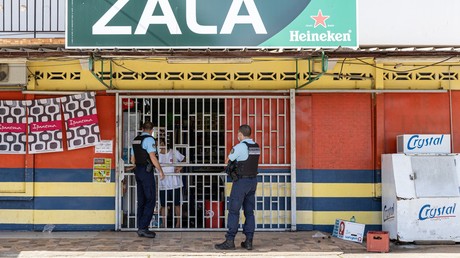 Des gendarmes faisant respecter le couvre-feu à Remire-Montjoly (Guyane) le 20 juin.