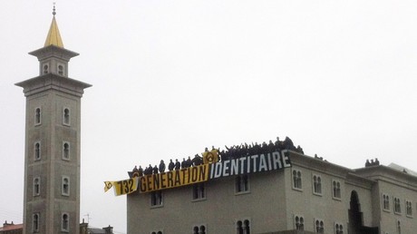 Un groupe de militants du mouvement Génération identitaire déploie une bannière sur le toit de la mosquée de Poitiers le 20 octobre 2012.