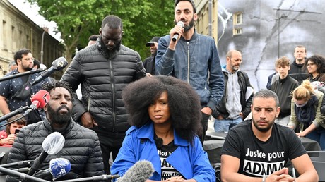 Assa Traoré, sœur d'Adama Traoré, un homme noir décédé en garde à vue en 2016, donne une conférence de presse à côté du réalisateur français Ladj Ly, le 9 juin 2020 à Paris. (image d'illustration)