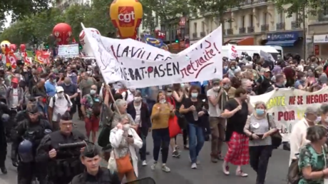 Des milliers de soignants manifestent à Paris pour réclamer davantage de moyens
