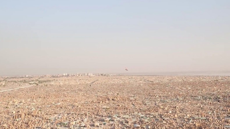 Irak : vol au-dessus du plus grand cimetière du monde en plein Covid-19