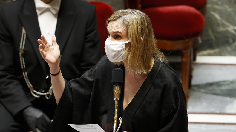 Défilé du 14 Juillet : une ministre en panique après avoir oublié son masque (VIDEO)