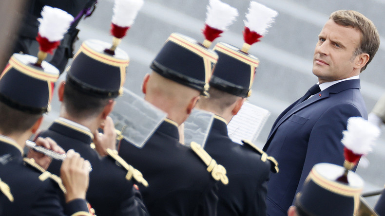 «Vous êtes mon employé Monsieur le président»: Macron interpellé par des Gilets jaunes aux Tuileries