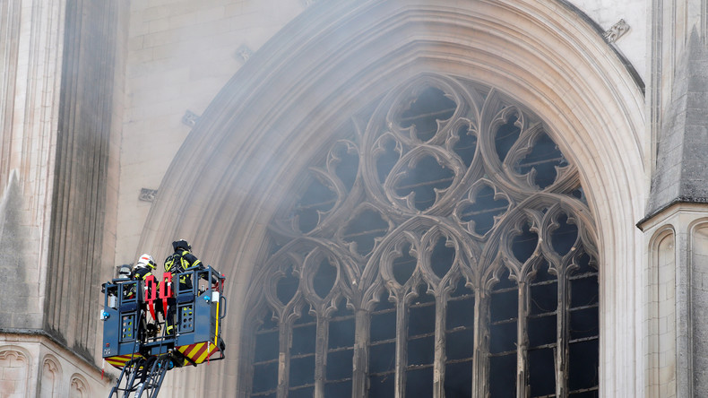 A droite, l'incendie de la cathédrale de Nantes érigé en symbole du délabrement de la civilisation