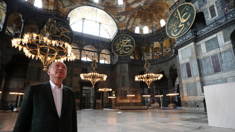 Turquie : visite symbolique d'Erdogan à Sainte-Sophie après sa conversion en mosquée