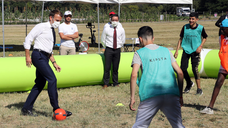 Opération «Quartiers d'été» : à Chambord, Emmanuel Macron joue au football avec des jeunes