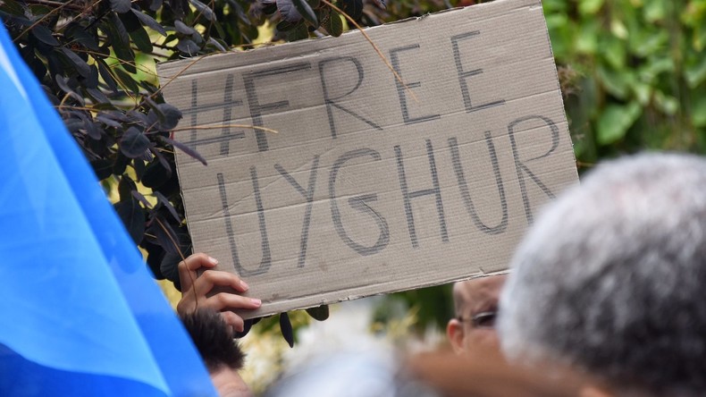 Accusant la Chine d'un «génocide des Ouïghours», une centaine de personnes manifestent à Paris