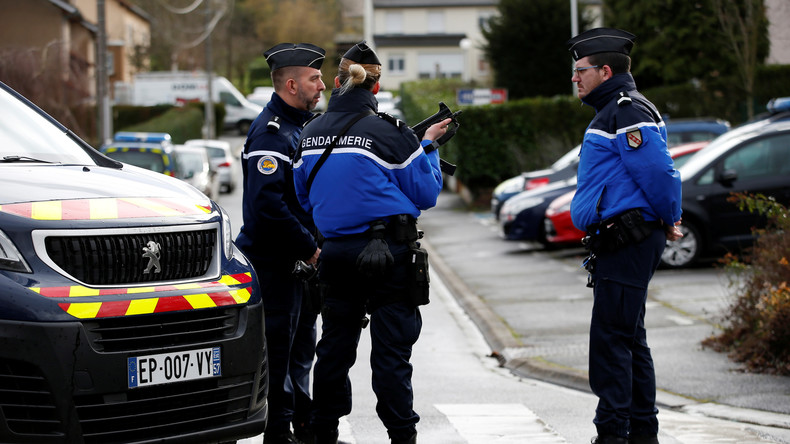 Isère: un maire agressé par six «jeunes» qui tiraient des feux d'artifice contre l'église du village