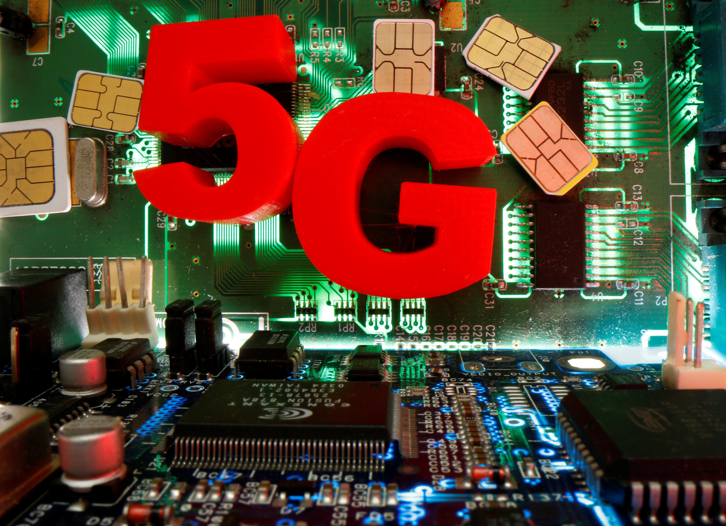 Own 5. 5g реклама. 5g Report. Первые коммерческие сети 5g.