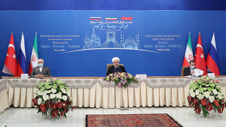 Le président iranien Hassan Rohani participe à une vidéoconférence avec le président russe Vladimir Poutine et le président turc Recep Tayyip Erdogan, à Téhéran, le 1er juillet 2020.