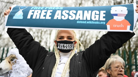 Manifestation devant Woolwich Crown Court dans le sud-est de Londres le 24 février 2020, le jour de l'ouverture du procès concernant une demande américaine d'extradition d'Assange.