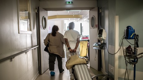 Une infirmière tire une valise alors qu'elle aide un patient à l'hôpital Saint-Louis à Paris, le 28 mai 2020. (image d'illustration)