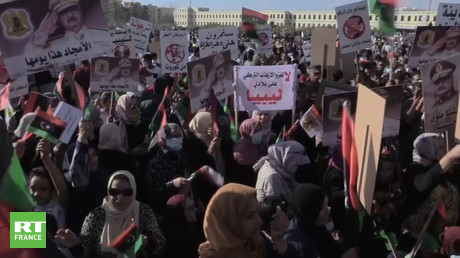 Des milliers de personnes manifestent, le 5 juillet, à Benghazi, en Libye, contre les ingérences turques.