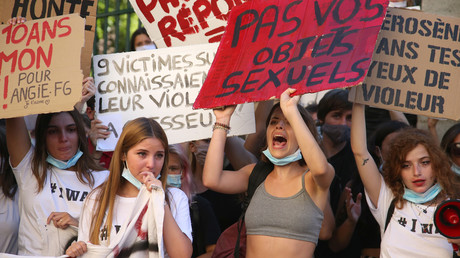 «Darmanin violeur, Etat complice» : des militantes féministes manifestent près de Beauvau