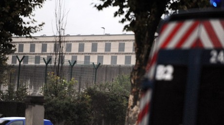 Isère : tirs au fusil d'assaut sur le parking d'une prison, deux individus recherchés