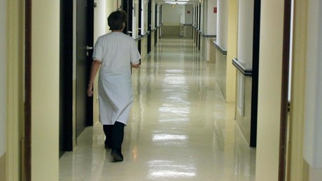 Une infirmière marche dans un couloir vide, le 05 novembre 2001, dans la clinique Saint-Nicolas de Toulouse (Haute-Garonne). (Image d'illustration)