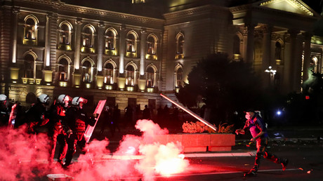 Un manifestant jette un projectile vers les forces de l'ordre à Belgrade, dans la nuit du 7 au 8 juillet 2020.