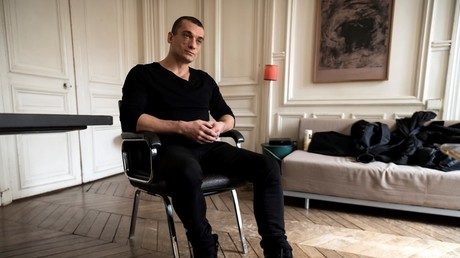 «Traitement forcé» : Piotr Pavlensky refuse de suivre des soins psychiatriques
