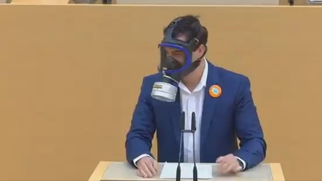 Bavière : un député en masque à gaz au parlement pour se moquer des mesures anti-Covid