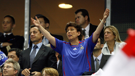 Soutien de Nicolas Sarkozy, Roselyne Bachelot porte ici le maillot de l'équipe de France au cours d'un match de football à Saint-Denis, le 2 juin 2007 (image d'illustration).