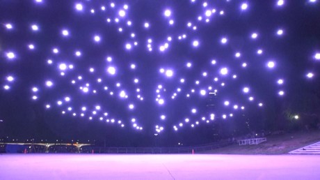 Une flotte de drones trace dans le ciel de Séoul des messages de gratitude pour les médecins