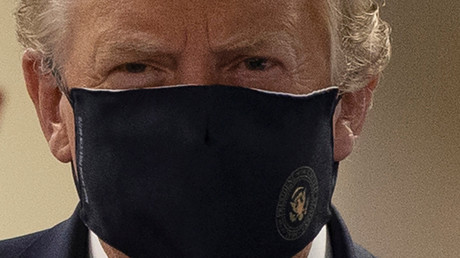 En plein boom du Covid-19 aux Etats-Unis, Donald Trump se résout à porter un masque en public