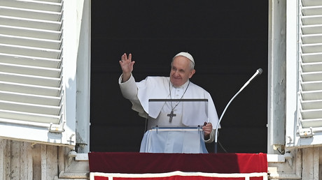 Le pape François salue les pèlerins réunis sur la place Saint-Pierre au Vatican, le 12 juillet 2020.