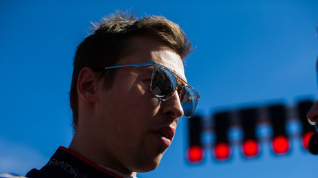 «Que devant la patrie, le drapeau et Dieu»: un pilote russe de F1 refuse de s'agenouiller pour BLM