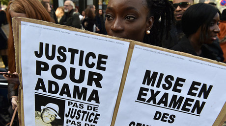 Pancarte Justice pour Adama lors d'une manifestation de soutien à la famille d'Adama Traoré, à Paris (image d'illustration).