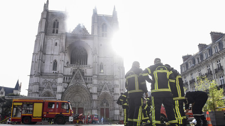 «Le cauchemar recommence» : l'incendie de la cathédrale de Nantes suscite une avalanche de réactions