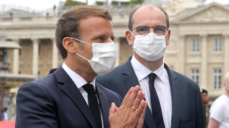 Emmanuel Macron et Jean Castex vêtus de masque lors du défilé du 14 juillet place de la Concorde à Paris.