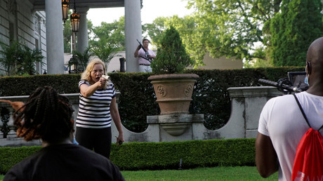 Black Lives Matter : le couple américain qui avait fait face en armes aux manifestants inculpé