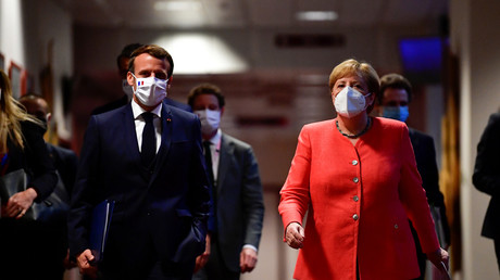 Emmanuel Macron et Angela Merkel se dirigeant vers un point presse à la fin du sommet européen à Bruxelles, le 21 juillet (image d'illustration).