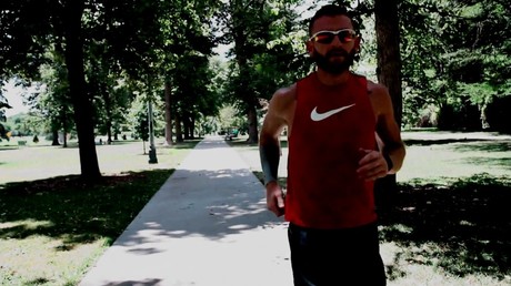 Le coureur en marche arrière le plus rapide du monde étale ses prouesses