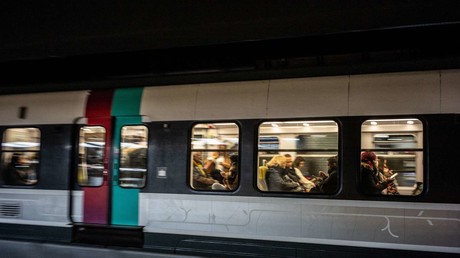 Des jeunes tirent des feux d’artifice au milieu de passagers effrayés dans une rame de RER