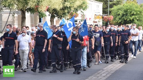 Manifestation de pompiers à Etampes le 24 juillet 2020, pour exiger la sécurisation de leurs interventions.