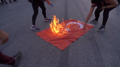 Sainte-Sophie transformée en mosquée : des manifestants grecs brûlent le drapeau turc (IMAGES)