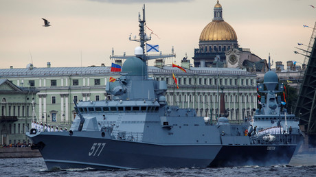 Saint-Pétersbourg : un défilé militaire naval organisé pour la Journée de la marine russe