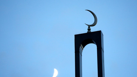 Agen : une croix gammée taguée sur la façade d'une mosquée, Gérald Darmanin condamne