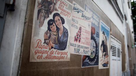 Des affiches de l'Etat français vichyste dans les rues de Montmartre, le 25 mai 2020, à Paris (image d'illustration).