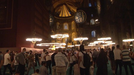 Istanbul : Des symboles chrétiens recouverts alors que des musulmans prient à Sainte-Sophie