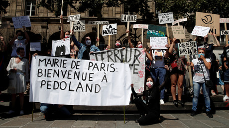 Une manifestation devant la mairie de Paris, le 23 juillet 2020, pour demander le départ de Christophe Girard (image d'illustration).