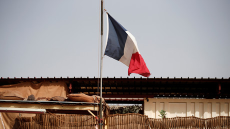 Le drapeau français flotte au-dessus de la Plateforme opérationnelle désert (PfOD) faisant partie de l'opération Barkhane à Gao au Mali. Photo d'archive 2019.