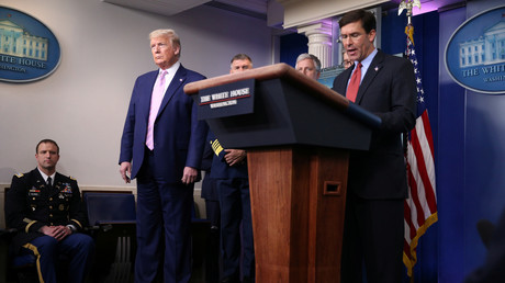 Mark Esper, secrétaire à la Défense des États-Unis, et Donald Trump à la Maison blanche le 1er avril 2020 (image d'illustration).