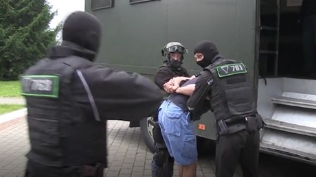 Les autorités biélorusses procèdent à l'arrestation de ressortissants russes, le 29 juillet 2020.